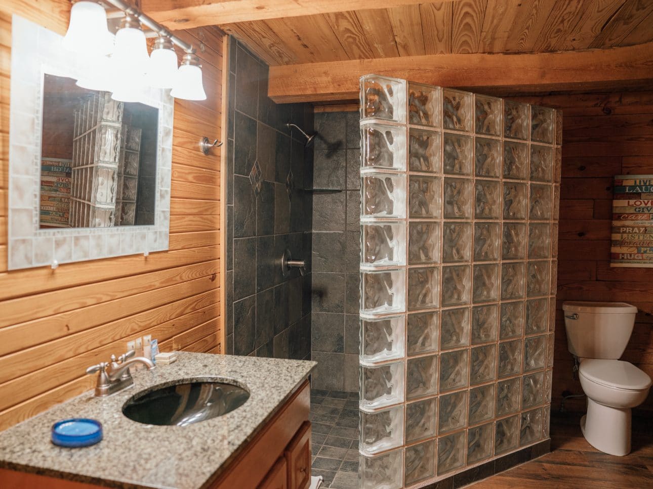 The Mountain Magic Cabin offers you a large, modern showerbath that's completely furnished.